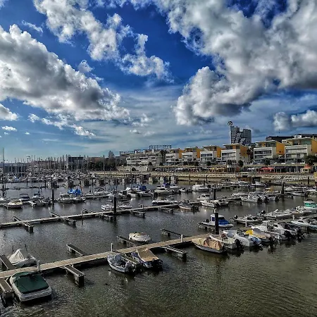 아파트 Bom Dia Parque Nacoes Lisboaz 리스본