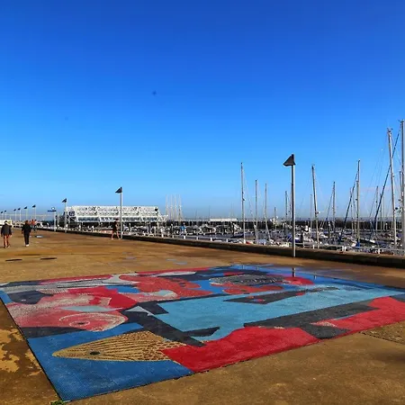 Bom Dia Parque Nacoes Lisboaz ליסבון