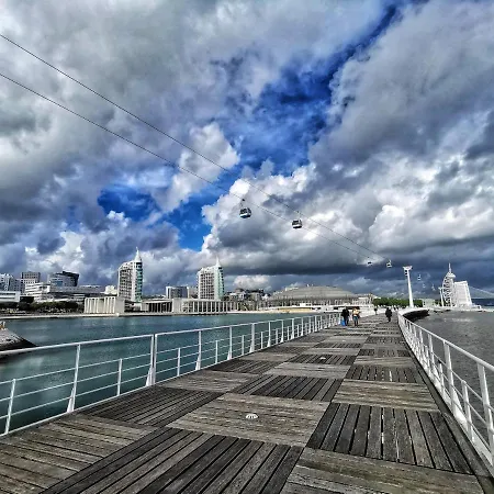 Bom Dia Parque Nacoes Lisboaz ליסבון